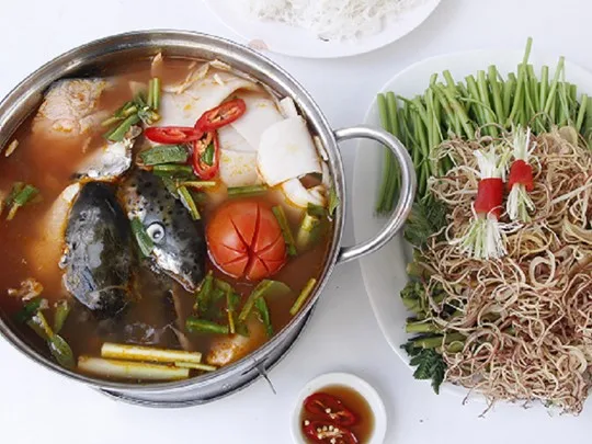 Lẩu cá hồi măng chua