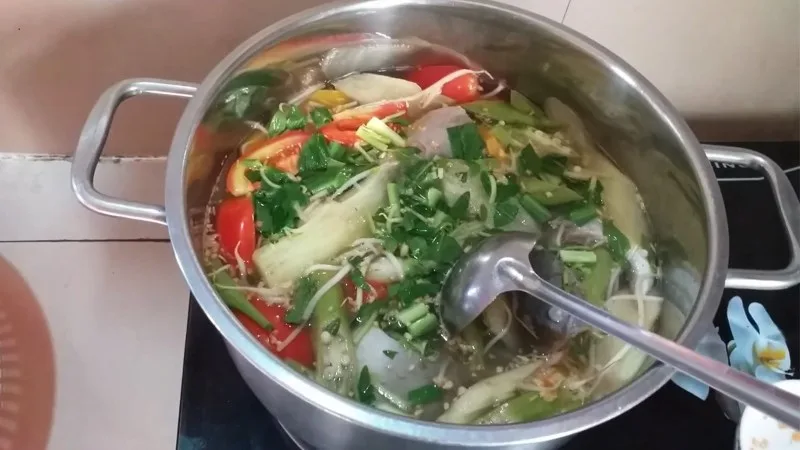 mon-ca-cam-nau-canh-chua