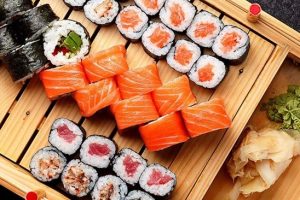Cách làm sushi cá hồi siêu ngon chuẩn vị Nhật